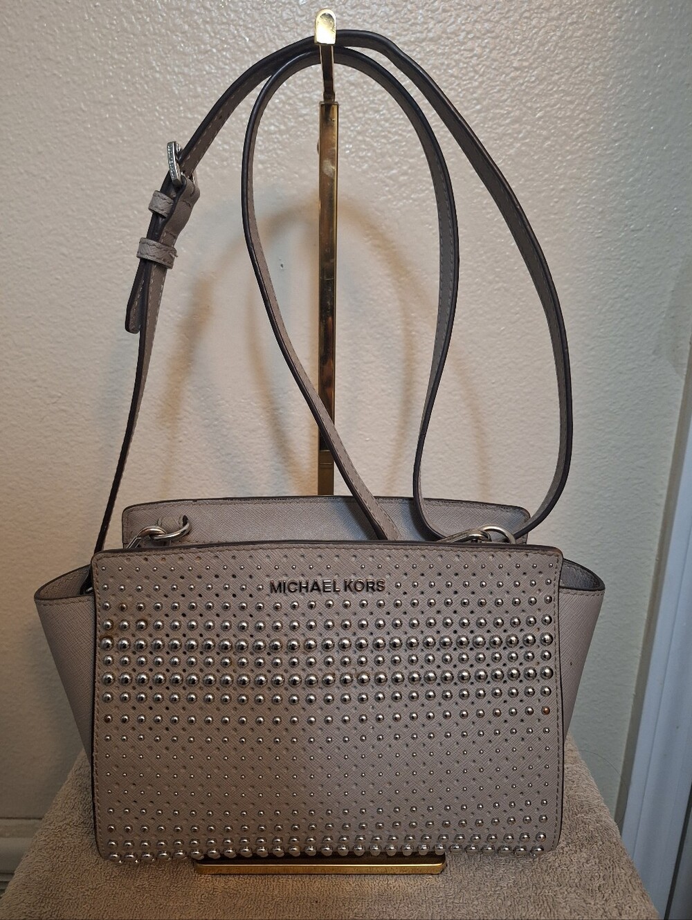 Michael Kors SELMA MD Messinger Studded Bag Pearl Gray